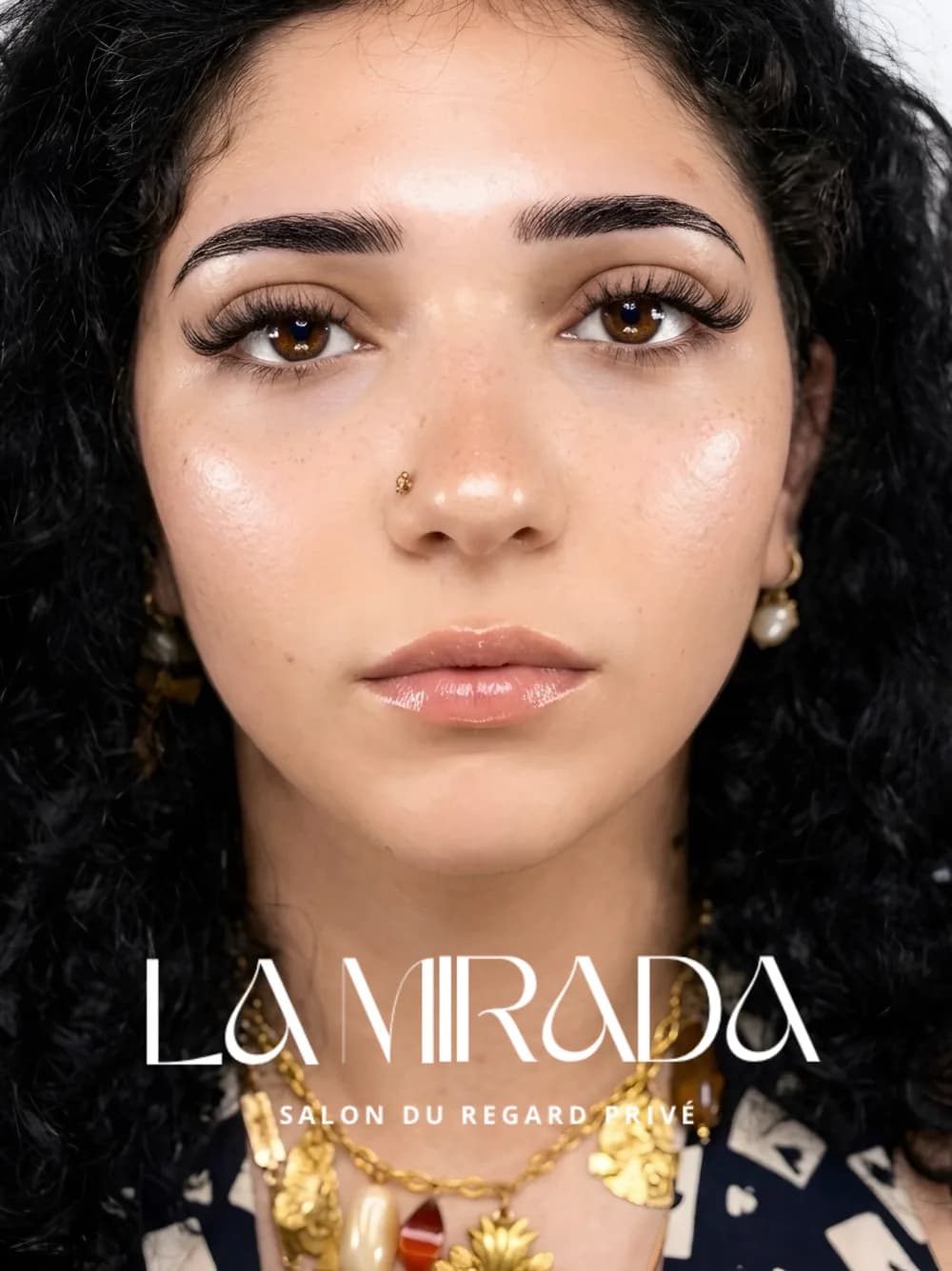 Portrait — regard sublimé par des extensions de cils, Salon La Mirada